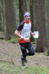 Was ist Orientierungslauf: Der Orientierungslauf (kurz OL) ist eine Laufsportart, die aus zwei Komponenten besteht: dem Orientieren und dem Laufen. Beim Orientierungslauf werden mit Hilfe von Karte und Kompass bestimmte Kontrollpunkte im Gelände in möglichst kurzer Zeit angelaufen. Neben Ausdauer und der richtigen Lauftechnik ist hier vor allem ein guter Orientierungssinn und Konzentrationsfähigkeit gefragt. Gerade diese Mischung aus Koordination, Konzentration, Ausdauer und Technik macht den Reiz dieser Sportart aus. Orientierungslauf beim TSV Natternberg: Im Sommer 2014 wurde in der Sparte Leichtathletik die Sportart Orientierungslauf neu aufgenommen. Seitdem wird regelmäßig Orientierungslauf-Training durchgeführt. Trainer: Stefan Hötzinger hat vor über 30 Jahren mit Orientierungslauf begonnen. In seiner Jugendzeit ist er durch die Schule zum Orientierungslauf gekommen und war aktiver Orientierungsläufer beim TV Osterhofen. Nach einer längeren Auszeit, packte ihn wieder die Leidenschaft für diese spannende Sportart und machte später den Trainerschein für Orientierungslauf. Mit der Einführung der OL Gruppe beim TSV Natternberg, möchte er diese Begeisterung für diese Sportart gerne weitergeben. Kontakt: Stefan Hötzinger Tel.: 0991/3790788 Email: stefan.hoetzinger@web.de OL-Trainingszeiten: Frühling: Samstag 14 Uhr Sommer: Freitag 17:30 Uhr Herbst: Samstag 14 Uhr Winter: Samstag 18 Uhr (Hallentraining) Schnuppertraining: Wer Interesse am Orientierungslauf hat und mindestens 8 Jahre alt ist, kann gerne mal vorbeikommen zum Schnuppern, egal ob als Jugendlicher oder Erwachsener. Bitte vorher anrufen, da wir das Trainingsgelände regelmäßig wechseln. Beim Schnuppertraining wird keiner alleine gelassen. Es wird alles genau erklärt und man keinen Einblick gewinnen, was Orientierungslauf ist.