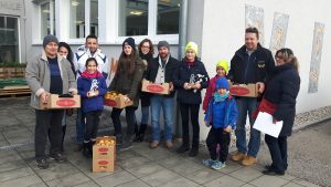 Die Teilnahme am Thermen-Lauf in Geinberg, Oberösterreich, ist für den Leichtathletiktrainer des TSV Natternberg, Johann Löwinger, und einigen seiner Läufer schon zur Tradition geworden. Leider waren auf Grund der Grippewelle beim Klassiker der Region Oberösterreichs nur vier Kinder dabei, für die sich jedoch das frühe Aufstehen mit Startzeit um 9:45 Uhr, und die weite Anreise gelohnt hat. Bei trockenem Herbstwetter mit eisigem Wind und Temperaturen um 0° Grad herrschten auf der von vielen Zuschauern gesäumten Strecke um die Therme Geinberg gute Laufverhältnisse. Die Strecke für die jüngsten Läufer führte die ersten 350 m auf der Straße nur Berg auf, dann 100 m gerade über einen Schotterweg und über Betonplatten Berg ab ins Ziel. In dem Massenstart der 48 weiblichen und männlichen Schüler der Jahrgänge 2007 und jünger war der fünfjährige Janick Stelzl als einer der jüngsten Teilnehmer etwas überfordert. Als Zwölfter in der Jahrgangsklasse 2009 männlich und jünger erreichte er nach 580 m das Ziel mit der Zeit von 3:11 min. Ebenfalls einen Massenstart gab es für die Jahrgänge 2006 bis 2001 weiblich und männlich. Sie liefen einen Rundkurs über 900 m, der Berg auf und Berg ab identisch mit der kürzeren Strecke war. Hier konnten sich im Doppeljahrgang der Zehn- und Elfjährigen Yaren Orbay, Jg. 2006, und Lina Omerasevic, Jg. 2005, gegenüber der Konkurrenz durchsetzen und die Podestplätze Zwei und Drei belegen. Zweite mit der Zeit von 3:44 min wurde Yaren Orbay vor ihrer Vereinskameradin Lina Omerasevic, die auf Platz Drei in 3:46 kam. Rang Fünf der insgesamt neun Starterinnen in dieser Klasse erreichte Jasmin Stelzl, Jg. 2005, in 3:54 min. Für alle Teilnehmer gab es ein interessantes Startersackerl und im Rahmen der Siegerehrung wurden bei den Kinderläufen von jeder Streckenlänge jeweils ein Läufer und eine Läuferin per Startnummernverlosung mit Äpfel aufgewogen. Dieses Glück hatte Yaren Orbay, sie konnte sich über sechs Kisten Äpfel freuen, die sie mit ihren Laufkameraden teilte.